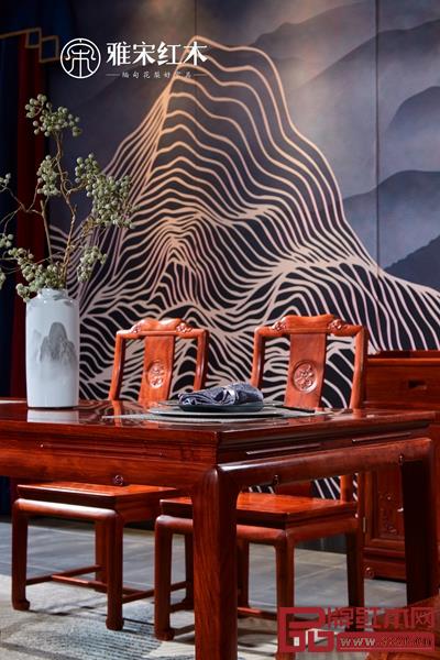 餐桌整體造型方正，寬度適中