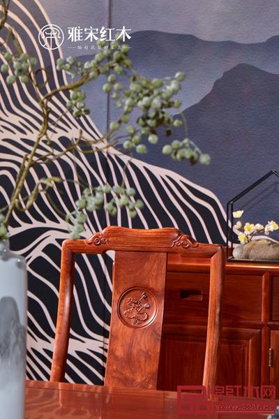 椅背雕刻著蓮花，花紋以祥云紋為主