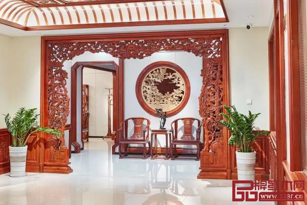 結(jié)合東陽木雕技藝,華廈·大不同用匠藝展現(xiàn)古典家具魅力 結(jié)合東陽木雕技藝,華廈·大不同用匠藝展現(xiàn)古典家具魅力