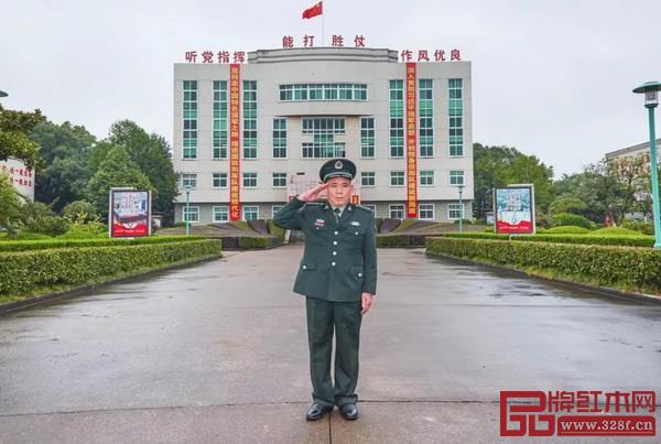 董事長(zhǎng)陳田華加入了“金華陸軍預(yù)備役工兵團(tuán)”,授上尉軍銜,將嚴(yán)格作風(fēng)帶入企業(yè) 董事長(zhǎng)陳田華加入了“金華陸軍預(yù)備役工兵團(tuán)”,授上尉軍銜,將嚴(yán)格作風(fēng)帶入企業(yè)