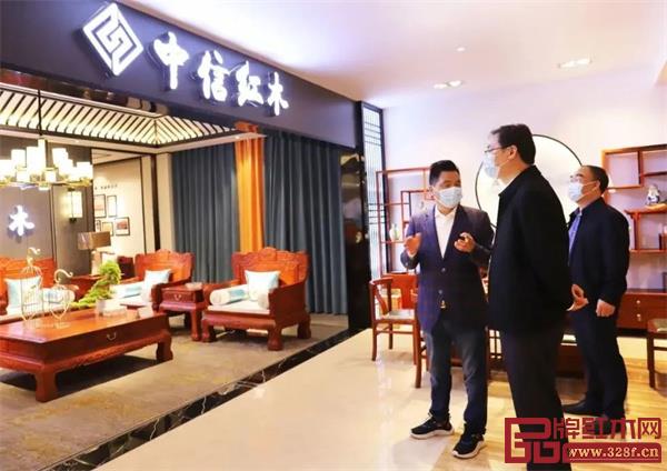 中信紅木:市委書記樓瑯堅(jiān)走訪,調(diào)研企業(yè)發(fā)展現(xiàn)狀 中信紅木:市委書記樓瑯堅(jiān)走訪,調(diào)研企業(yè)發(fā)展現(xiàn)狀