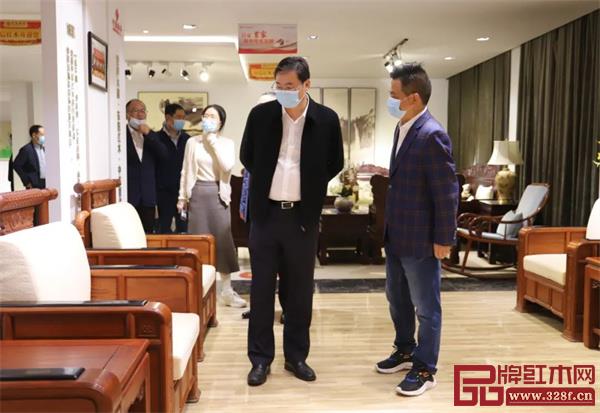 左:東陽(yáng)市市委書記樓瑯堅(jiān),右:中信紅木董事長(zhǎng)李忠信 左:東陽(yáng)市市委書記樓瑯堅(jiān),右:中信紅木董事長(zhǎng)李忠信
