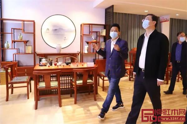中信紅木:市委書記樓瑯堅(jiān)走訪,調(diào)研企業(yè)發(fā)展現(xiàn)狀 中信紅木:市委書記樓瑯堅(jiān)走訪,調(diào)研企業(yè)發(fā)展現(xiàn)狀