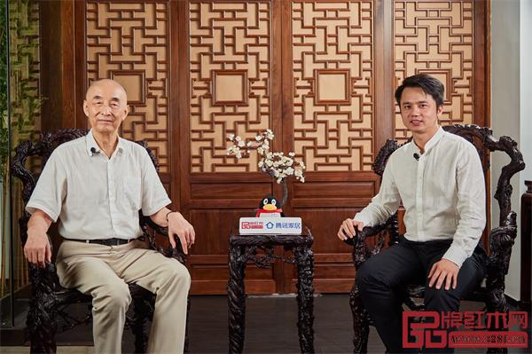 中國傳統(tǒng)工藝大師、泰和園董事長邵湘文(左)、全聯(lián)藝術(shù)紅木家具專業(yè)委員會執(zhí)行會長林偉華(右) 中國傳統(tǒng)工藝大師、泰和園董事長邵湘文(左)、全聯(lián)藝術(shù)紅木家具專業(yè)委員會執(zhí)行會長林偉華(右)