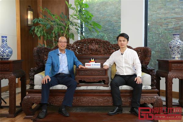 中國傳統(tǒng)工藝大師、卓木王董事長杜承三(左)、全聯(lián)藝術(shù)紅木家具專業(yè)委員會執(zhí)行會長林偉華(右) 中國傳統(tǒng)工藝大師、卓木王董事長杜承三(左)、全聯(lián)藝術(shù)紅木家具專業(yè)委員會執(zhí)行會長林偉華(右)
