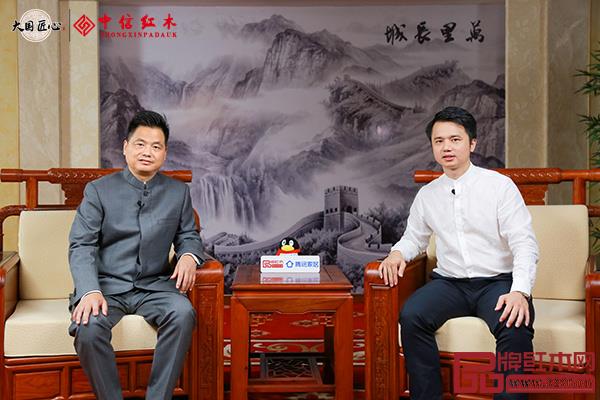 浙江省工藝美術(shù)大師、中信紅木董事長李忠信(左)、全聯(lián)藝術(shù)紅木家具專業(yè)委員會執(zhí)行會長林偉華(右) 浙江省工藝美術(shù)大師、中信紅木董事長李忠信(左)、全聯(lián)藝術(shù)紅木家具專業(yè)委員會執(zhí)行會長林偉華(右)