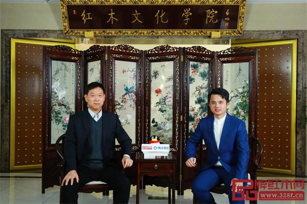 中國傳統(tǒng)工藝大師、巧奪天工紅木董事長張愛冬(左)、全聯(lián)藝術(shù)紅木家具專業(yè)委員會執(zhí)行會長林偉華(右) 中國傳統(tǒng)工藝大師、巧奪天工紅木董事長張愛冬(左)、全聯(lián)藝術(shù)紅木家具專業(yè)委員會執(zhí)行會長林偉華(右)