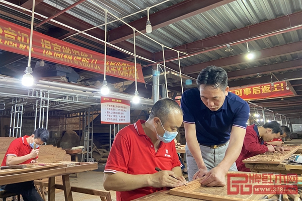 高級(jí)工藝美術(shù)師、國方家居董事長陳新平正指導(dǎo)國家版本館—傳世工程木作項(xiàng)目雕刻環(huán)節(jié) 高級(jí)工藝美術(shù)師、國方家居董事長陳新平正指導(dǎo)國家版本館—傳世工程木作項(xiàng)目雕刻環(huán)節(jié)