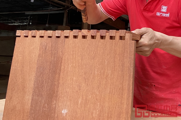 國方家居國家版本圖書館—傳世工程木作項(xiàng)目書柜間的間隔采用傳統(tǒng)紅木工藝——燕尾榫結(jié)構(gòu) 國方家居國家版本圖書館—傳世工程木作項(xiàng)目書柜間的間隔采用傳統(tǒng)紅木工藝——燕尾榫結(jié)構(gòu)