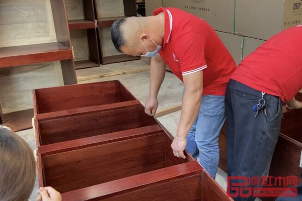 國方家居手工匠人們正在對(duì)國家版本館—傳世工程的書箱進(jìn)行量尺校對(duì) 國方家居手工匠人們正在對(duì)國家版本館—傳世工程的書箱進(jìn)行量尺校對(duì)