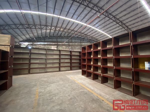 國方家居國家版本館—傳世工程木作項(xiàng)目的部分紅木書柜 國方家居國家版本館—傳世工程木作項(xiàng)目的部分紅木書柜