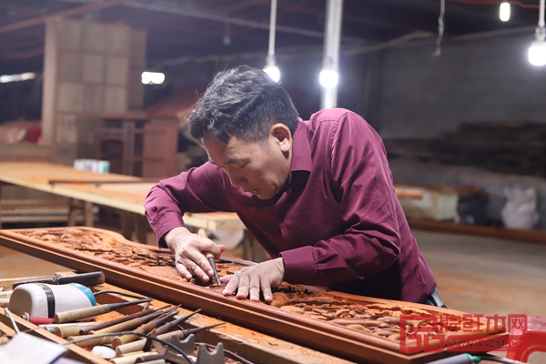 高級(jí)工藝美術(shù)師、國方家居董事長陳新平 高級(jí)工藝美術(shù)師、國方家居董事長陳新平