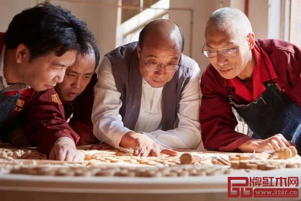 卓木王董事長杜承三(右二)與設(shè)計(jì)團(tuán)隊(duì) 卓木王董事長杜承三(右二)與設(shè)計(jì)團(tuán)隊(duì)