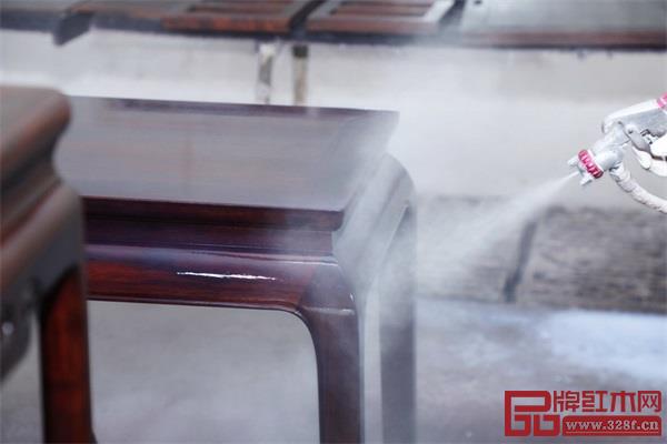 喜迎紅紅木水性漆噴涂工序,水性漆效果輕薄光亮,木紋清晰透出 喜迎紅紅木水性漆噴涂工序,水性漆效果輕薄光亮,木紋清晰透出
