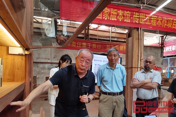 曹新民對(duì)國(guó)方家居在國(guó)家版本館—傳世工程木做項(xiàng)目中的技術(shù)創(chuàng)新給予高度評(píng)價(jià) 曹新民對(duì)國(guó)方家居在國(guó)家版本館—傳世工程木做項(xiàng)目中的技術(shù)創(chuàng)新給予高度評(píng)價(jià)