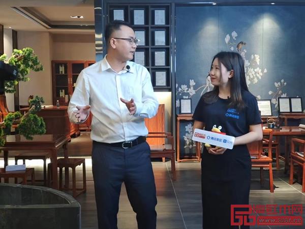 雅宋紅木總經(jīng)理竇琦柳（左）為小Q介紹展廳