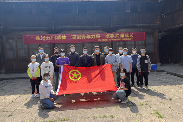 “五四”愛心助學(xué)，龍珍閣紅木助力學(xué)子圓夢