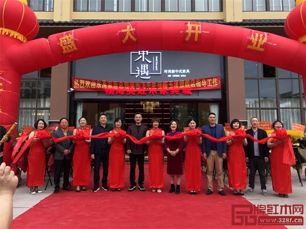 東禺家居品牌創(chuàng)始人、首席產(chǎn)品官吳春飛親臨現(xiàn)場(左六) 東禺家居品牌創(chuàng)始人、首席產(chǎn)品官吳春飛親臨現(xiàn)場(左六)