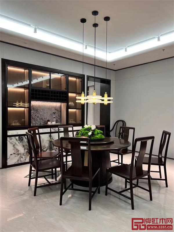 玉溪旗艦店營造高端的店面形象,帶給消費者沉浸式的消費體驗 玉溪旗艦店營造高端的店面形象,帶給消費者沉浸式的消費體驗