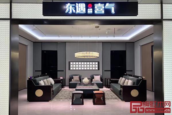 玉溪旗艦店營造高端的店面形象,帶給消費者沉浸式的消費體驗 玉溪旗艦店營造高端的店面形象,帶給消費者沉浸式的消費體驗