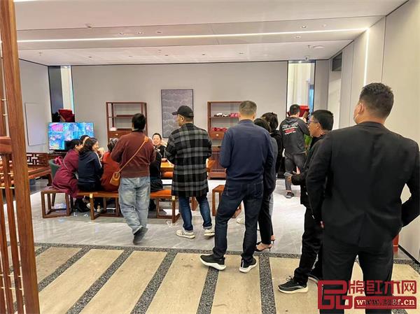 玉溪旗艦店引發(fā)一陣陣搶購熱潮 玉溪旗艦店引發(fā)一陣陣搶購熱潮