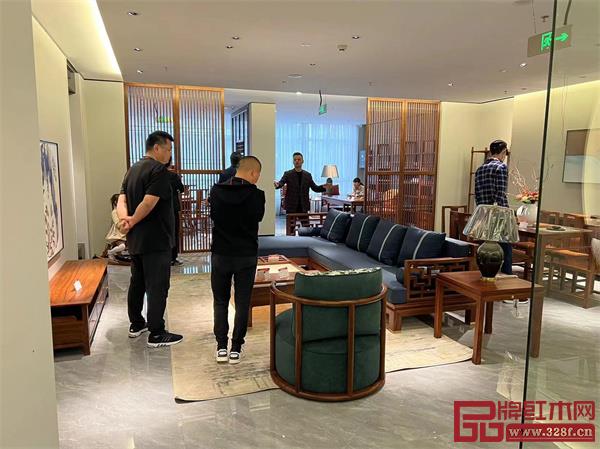 玉溪旗艦店引發(fā)一陣陣搶購熱潮 玉溪旗艦店引發(fā)一陣陣搶購熱潮