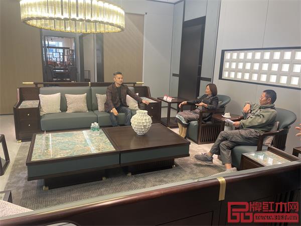 東禺家居創(chuàng)始人吳春飛親自對接客戶,為玉溪旗艦店助力(左一) 東禺家居創(chuàng)始人吳春飛親自對接客戶,為玉溪旗艦店助力(左一)