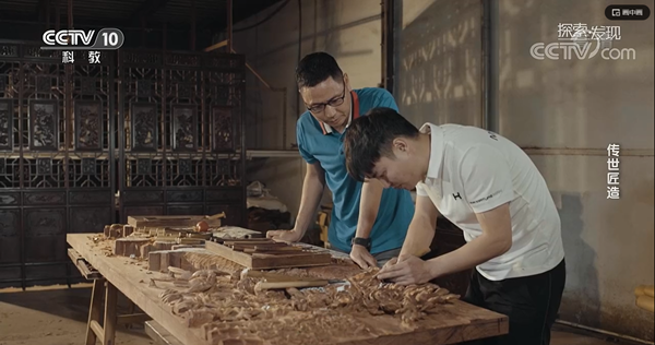 李仲良指導(dǎo)學(xué)徒進(jìn)行雕刻 李仲良指導(dǎo)學(xué)徒進(jìn)行雕刻