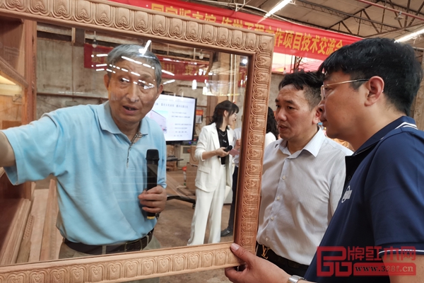 曹靜樓老師正分析該項(xiàng)目工程書柜的柜門與現(xiàn)代玻璃相結(jié)合 曹靜樓老師正分析該項(xiàng)目工程書柜的柜門與現(xiàn)代玻璃相結(jié)合