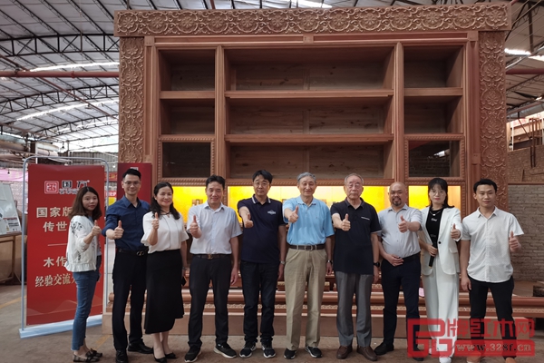 專家來賓在國家版本館—傳世工程木作項(xiàng)目書柜第二批試樣前合影 專家來賓在國家版本館—傳世工程木作項(xiàng)目書柜第二批試樣前合影