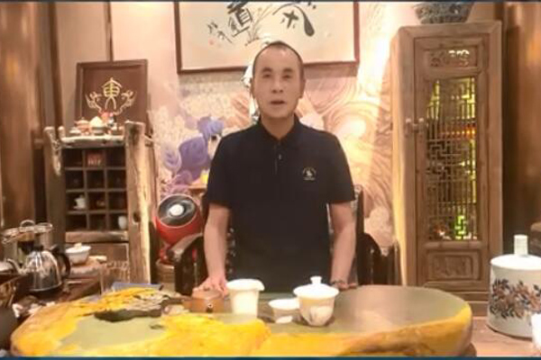 華行紅木董事長黃岸峰致敬中國品牌日