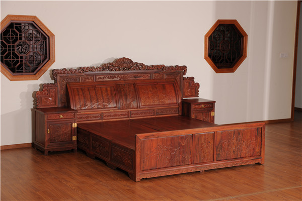 在深圳買紅木大床，選擇哪個(gè)品牌比較好？萬(wàn)盛宇紅木怎么樣？