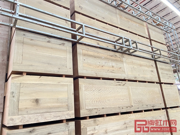 該項(xiàng)目以書(shū)箱做為單元體,由五個(gè)尺寸相同的書(shū)箱自下而上疊加、組合而成 該項(xiàng)目以書(shū)箱做為單元體,由五個(gè)尺寸相同的書(shū)箱自下而上疊加、組合而成