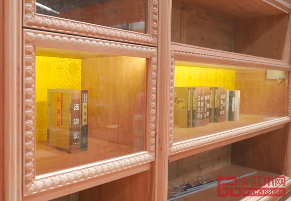 國(guó)家版本館書(shū)柜安裝上翻式玻璃門(mén),形成大型木結(jié)構(gòu)柜體 國(guó)家版本館書(shū)柜安裝上翻式玻璃門(mén),形成大型木結(jié)構(gòu)柜體