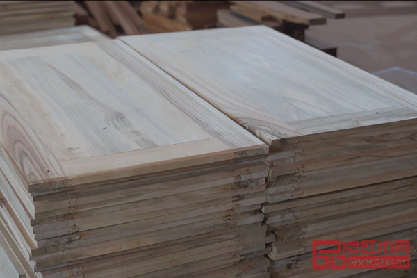 國(guó)家版本館書(shū)柜背板采用樟木板打造 國(guó)家版本館書(shū)柜背板采用樟木板打造