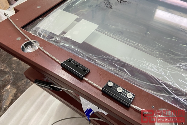 在門(mén)鉸一側(cè)各加裝了一條不銹鋼柔性吊索,提高安全性能 在門(mén)鉸一側(cè)各加裝了一條不銹鋼柔性吊索,提高安全性能