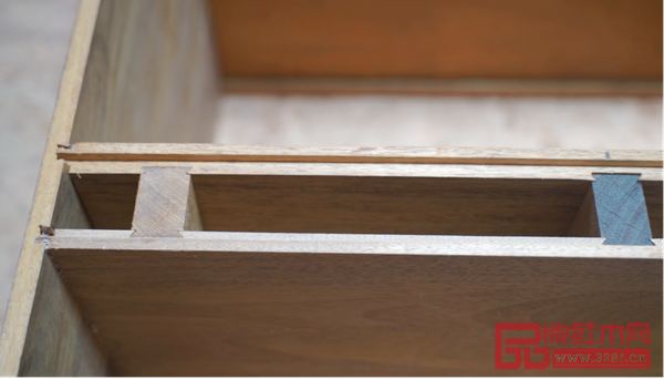 本項(xiàng)目的關(guān)鍵創(chuàng)新點(diǎn):以多根雙面燕尾榫穿棖將兩個(gè)貼合面通過(guò)穿棖結(jié)合形成一個(gè)木結(jié)構(gòu)箱型構(gòu)件 本項(xiàng)目的關(guān)鍵創(chuàng)新點(diǎn):以多根雙面燕尾榫穿棖將兩個(gè)貼合面通過(guò)穿棖結(jié)合形成一個(gè)木結(jié)構(gòu)箱型構(gòu)件