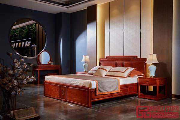 《新月大床》 《新月大床》