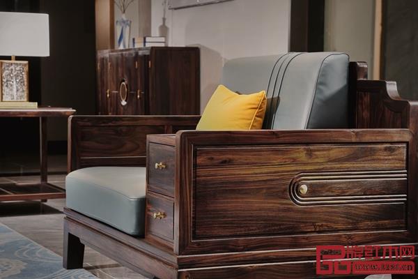 閑適紅木黑酸枝新中式《閑居沙發(fā)》細節(jié)圖 閑適紅木黑酸枝新中式《閑居沙發(fā)》細節(jié)圖