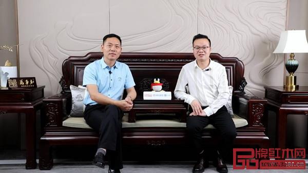 萬(wàn)事紅董事長(zhǎng)蔣國(guó)洪(左)做客騰訊家居紅木大咖之聲 萬(wàn)事紅董事長(zhǎng)蔣國(guó)洪(左)做客騰訊家居紅木大咖之聲
