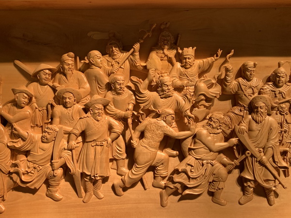 用東陽(yáng)木雕技藝刻畫一百零八位人物群像 用東陽(yáng)木雕技藝刻畫一百零八位人物群像