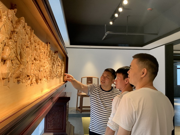 陳杭峰大師講述木雕作品背后的故事 陳杭峰大師講述木雕作品背后的故事
