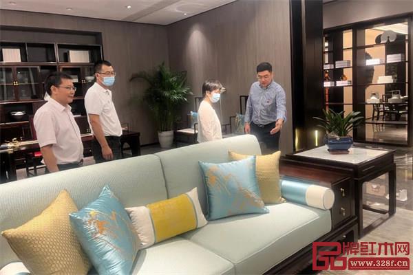 中山市企業(yè)知識(shí)產(chǎn)權(quán)保護(hù)流動(dòng)工作室落戶東成紅木文化體驗(yàn)館