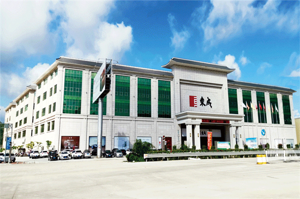 廣東衛(wèi)視走進(jìn)五華紅木產(chǎn)業(yè)園，探訪東成紅木智能生產(chǎn)基地