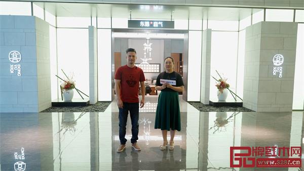 東禺家居品牌創(chuàng)始人、首席產(chǎn)品官吳春飛（左）帶你開啟沉浸式探店