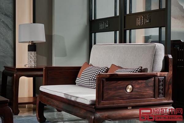 直線、圓等幾何線條和造型元素,營造閑適詩意的視覺與氛圍 直線、圓等幾何線條和造型元素,營造閑適詩意的視覺與氛圍