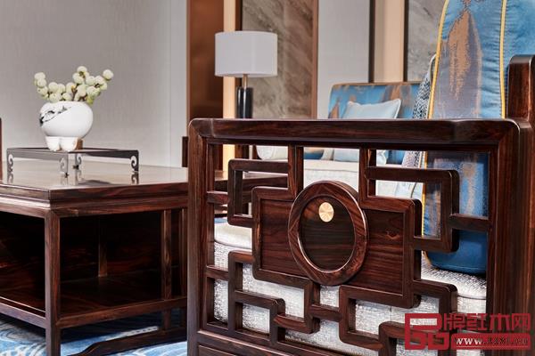 閑適紅木產(chǎn)品以銅件鑲嵌、雕刻、鏤空等裝飾手法呈現(xiàn) 閑適紅木產(chǎn)品以銅件鑲嵌、雕刻、鏤空等裝飾手法呈現(xiàn)