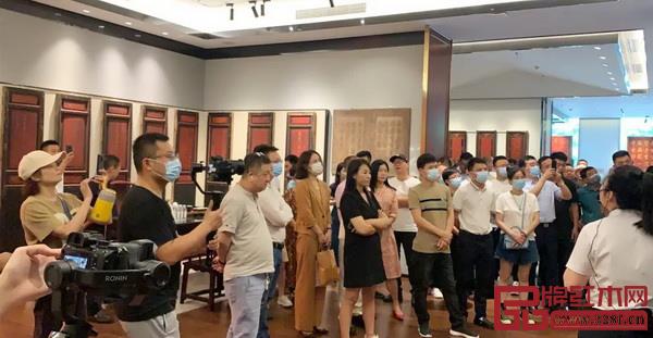 出席活動(dòng)的嘉賓共同參觀好家風(fēng)家文化生活館 出席活動(dòng)的嘉賓共同參觀好家風(fēng)家文化生活館