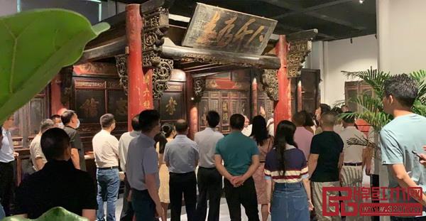 出席活動(dòng)的嘉賓共同參觀好家風(fēng)家文化生活館 出席活動(dòng)的嘉賓共同參觀好家風(fēng)家文化生活館
