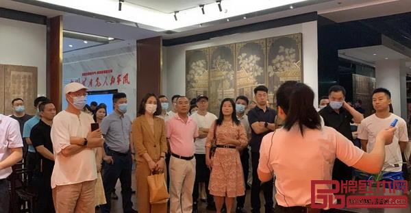 出席活動(dòng)的嘉賓共同參觀好家風(fēng)家文化生活館 出席活動(dòng)的嘉賓共同參觀好家風(fēng)家文化生活館